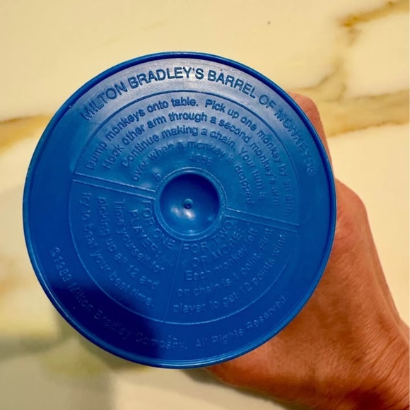 GAMES-Vintage Collectable 1989 Blue Barrel of Monkeys w/ 15 Monkeys - Picture 5 of 5